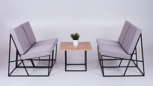 LOFT | Sessel und Couchtisch | Eventmöbel LOFT Kollektion – Graue Drahtgestell-Sessel und Couchtisch mit Holzplatte