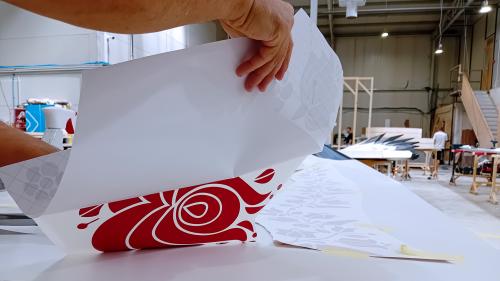 Csapatunk vinyl matricákat, plexi elemeket és egyéb nyomtatott grafikákat helyez fel precízen, akár a műhelyben elkészült elemekre, akár a helyszínen.